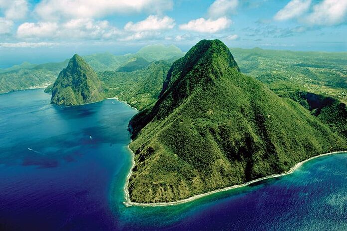 Anse des Deux Pitons de Sainte-Lucie dans les Caraïbes