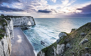 10 lieux incontournables en Normandie Falaises d'Étretat en région Normandie