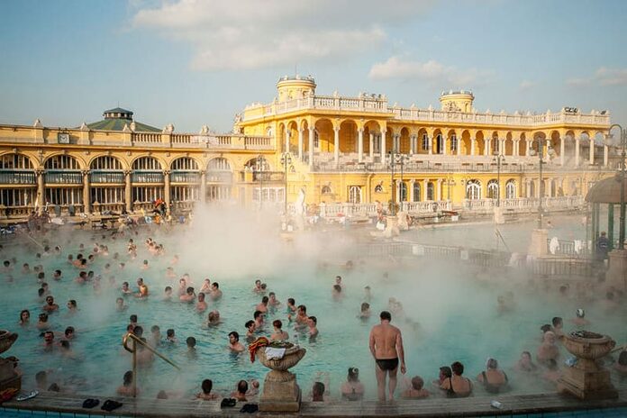 Thermes de Széchenyi à Budapest en Hongrie